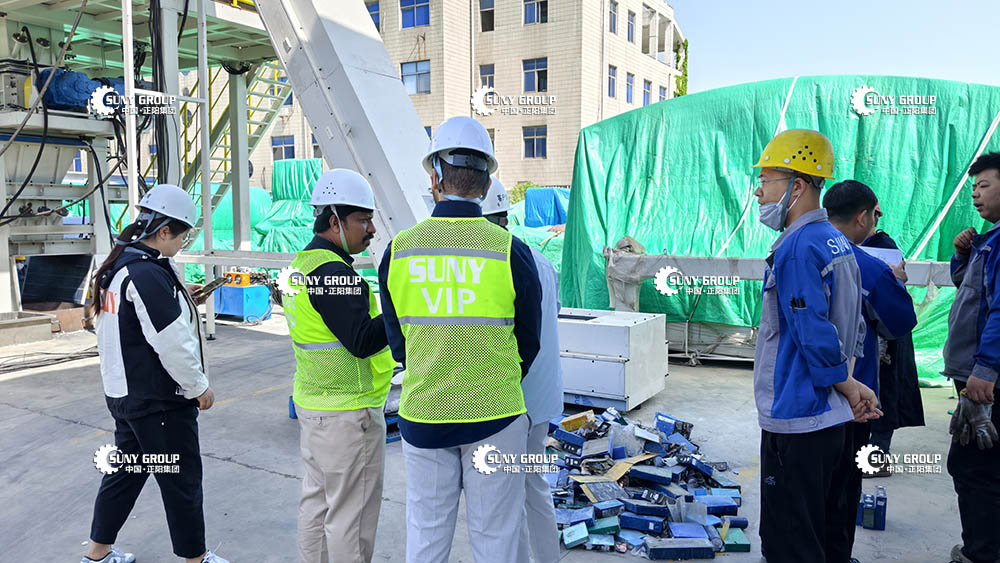 俄羅斯客戶現(xiàn)場試機(jī)：鋰電池帶電破碎熱解工藝